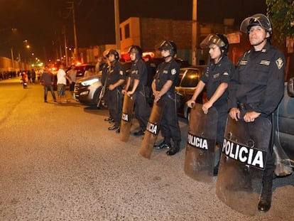 Presencia policial en la zona portuaria.