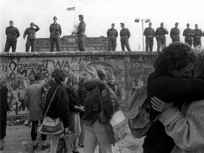 Los alemanes celebran la caída deI Muro de Berlín, el 15 de noviembre de 1989, una semana después del fin del bloqueo entre el Este y el Oeste de la ciudad.