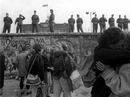 Los alemanes celebran la caída deI Muro de Berlín, el 15 de noviembre de 1989, una semana después del fin del bloqueo entre el Este y el Oeste de la ciudad.