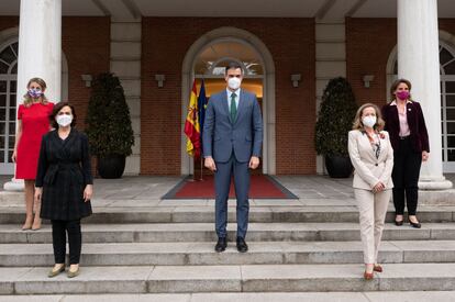 Pedro Sánchez, junto a Yolanda Díaz, Carmen Calvo, Nadia Calviño y Teresa Ribera, este martes en La Moncloa.