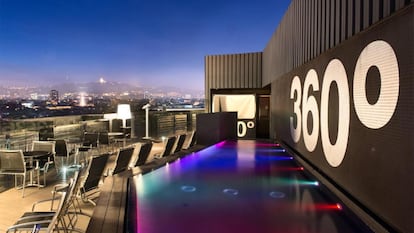 Vista nocturna de la terraza 360º del hotel Barceló Raval, en el centro de Barcelona.