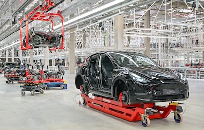 Fabricación del Tesla Model Y en una gigafactoría en Berlín.