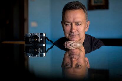 Barcelona 26.03.2010 El fotógrafo Paco Elvira, fotografiado en su casa. Foto Laura Guerrero