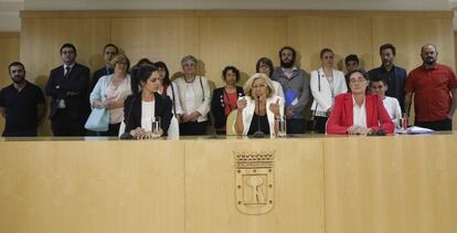 Manuela Carmena, entre Rita Maestre (izquierda) y Marta Higueras, en junio de 2015. Tras ellas, el equipo municipal.