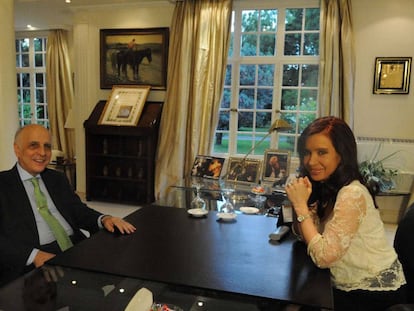 Carlos Bulgheroni y la expresidenta Cristina Fern&aacute;ndez de Kirchner en 2013.