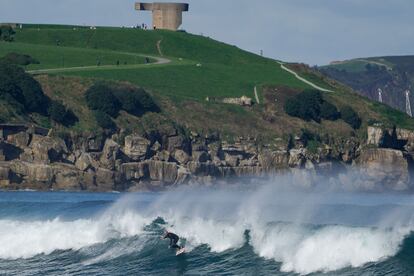 Surfistas este sábado en la Playa de San Lorenzo, en Gijón.
