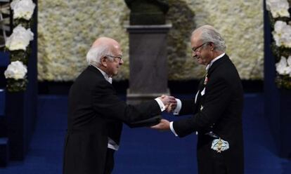 Peter Higgs recibe el Premio Nobel de manos del Rey Carlos XVI Gustavo de Suecia.
