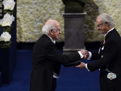 Peter Higgs recibe el Premio Nobel de manos del Rey Carlos XVI Gustavo de Suecia.