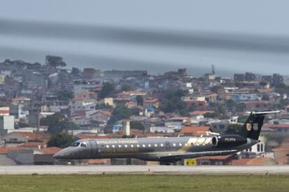 Avi&oacute;n de la Polic&iacute;a Federal de Brasil con Jos&eacute; Dirceu y Jose Genoino este viernes en Sao Paulo.