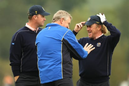 El capitán europeo Colin Montgomerie habla con Peter Hanson y Miguel Ángel Jiménez.