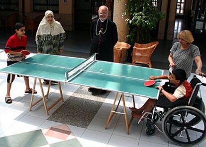 Omar y Aus juegan al pimpón en la residencia de ancianos de Mensajeros de la Paz.