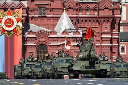 Un tanque E-34 de la era soviética, el único que ha participado en el desfile, circula por la plaza Roja, este martes.