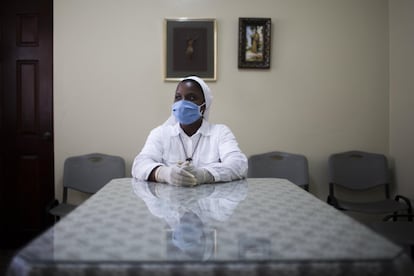 <p>La Hermana Esperanza descansa en uno de los salones de la residencia de ancianos que administra junto a otras religiosas. Se trata del Hogar de ancianos de Bonao, a 84 kilómetros de la ciudad de Santo Domingo. Durante el primer año de la pandemia, en la residencia tuvieron solo un caso de una mujer contagiada de covid-19. La aislaron rápidamente y la cuidaron hasta que superó la enfermedad. "Nadie más se ha contagiado", decía contenta. "Hemos tenido mucho cuidado para proteger a los ancianos. En la residencia los cuida, primero Dios, después los sanitarios y también nosotras" afirmaba.</p>
<p>Sin embargo, el segundo año de pandemia fue más duro y, a pesar de los esfuerzos, no pudieron evitar que el virus alcanzara a cuatro de los ancianos, de los cuales uno falleció en el hospital. También enfermaron seis empleados, según la hermana Esperanza.</p>