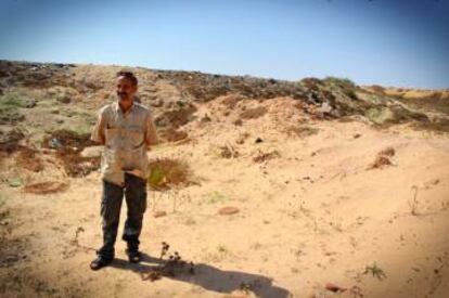 Chamseddine Marzoug, en un cementerio improvisado para los migrantes que mueren en el mar, cerca de Zarzis (Túnez).