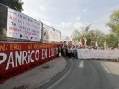 Manifestantes, convocados por CCOO y CGT, entre la f&aacute;brica de Panrico en Santa Perp&egrave;tua de Mogoda (Barcelona). 