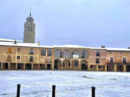 Uno de los edificios emblemáticos del municipio de Medinaceli (Soria) con una capa de nieve, este miércoles.
