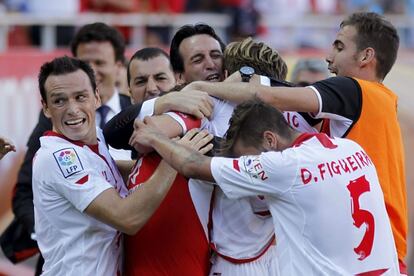 Emery y los jugadores del Sevilla felicitan a Rakitic.