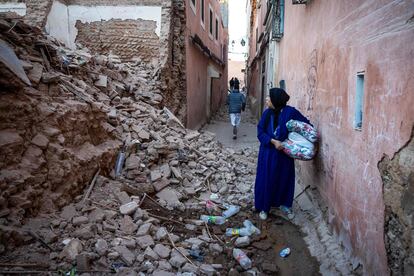 Una mujer mira los daños causados en un edificio destruido por el terremoto en la ciudad de Marraquech. 
