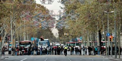 Un grupo de estudiantes corta la Gran Via de Barcelona en protesta contra los recortes.