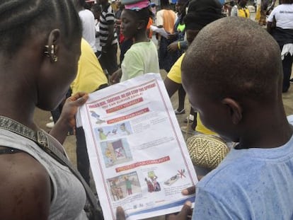 Ni&ntilde;os liberianos leen un folleto para protegerse del &eacute;bola, en Monrovia.