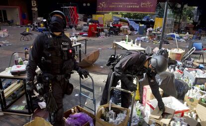 Dos policías rebuscan entre cajas tras acceder el jueves a la Politécnica de Hong Kong.