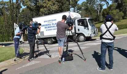 Reporteros graban un vehículo saliendo de la residencia rentada del actor estadounidense Johnny Depp en Coomera (Australia).