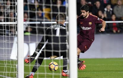 Luis Suarez golpea el balón ante el portero del Villarreal, Sergio Asenjo.