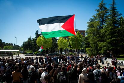 Varios estudiantes se concentran en las inmediaciones de la Casa de Estudiantes de la Universidad Complutense, este martes.