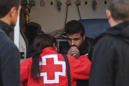 Després de donar aigua i menjar als immigrants, s'ha avisat als Mossos d'Esquadra i a el SEM, que ha desplaçat al lloc dues ambulàncies i un vehicle d'intervenció ràpida.