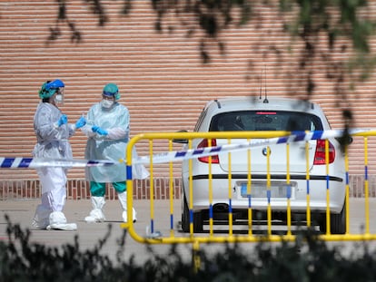 Sanitarios se preparan para administrar los test rápidos de coronavirus en la Casa de Campo, en Madrid.