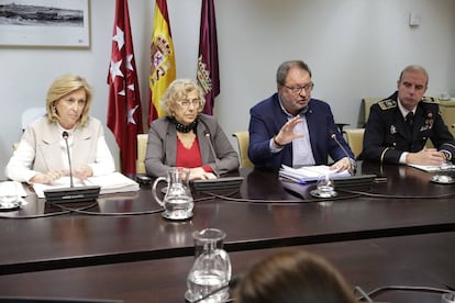 De izquierda a derecha, la delegada del gobierno, Concepción Dancausa; la alcaldesa Manuela Carmena; el concejal de Seguridad, Javier Barbero, y el jefe de la Policía Municipal, Teodoro Pérez.