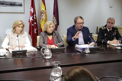 De izquierda a derecha, la delegada del gobierno, Concepci&oacute;n Dancausa; la alcaldesa Manuela Carmena; el concejal de Seguridad, Javier Barbero, y el jefe de la Polic&iacute;a Municipal, Teodoro P&eacute;rez.