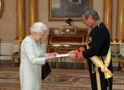 Carlos Bastarreche entrega las cartas credenciales a Isabel II, durante una audiencia privada en el Palacio de Buckingham, en 2017.