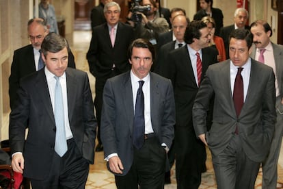 José María Aznar, acompañado por Ángel Acebes (izquierda) y Eduardo Zaplana, a su llegada a la comisión del Congreso que investigaba los atentados del 11-M en Madrid, en noviembre de 2004.