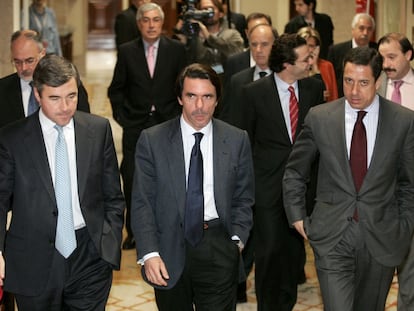 José María Aznar, acompañado por Ángel Acebes (izquierda) y Eduardo Zaplana, a su llegada a la comisión del Congreso que investigaba los atentados del 11-M en Madrid, en noviembre de 2004.