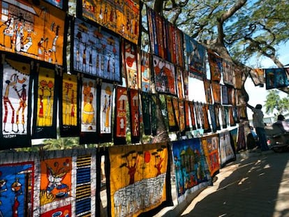 Puesto de artesanía africana en un mercado de Maputo (Mozambique).