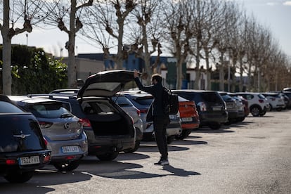 Trabajadores del polgono Mas Blau, en el Prat de Llobregat, denuncian que empresas que se dedican al aparcamiento externo al aeropuerto saturan las plazas.