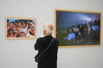 Un ciudadano contempla parte de la exposición 'Guerra y paz: una visión personal'.  