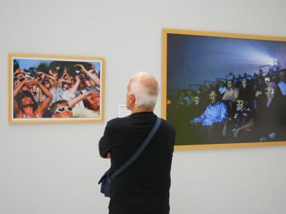 Un ciudadano contempla parte de la exposición 'Guerra y paz: una visión personal'.  