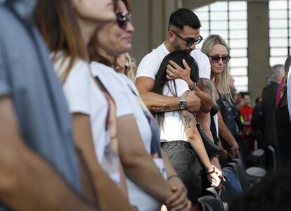 Familiares de las víctimas del colapso del puente Morandi, se abrazan durante una ceremonia que conmemora el primer aniversario de la tragedia, en Génova (Italia). El puente Morandi era un viaducto de carretera en la autopista A10 en Génova, que colapsó hace un año, accidente en el que fallecieron 43 personas.