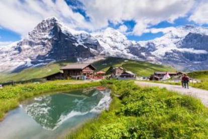 El Eiger (izquierda), el Mönch y la Jungfrau vistos desde la estación de Kleine Scheidegg, en Grindelwald (Suiza).