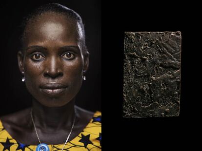 Koliassi Affoue Pauline, de 44 años. A su lado, un jabón producido en la fábrica Afemcoop con polvo de potasio obtenido de la combustión de la cáscara del cacao, aceite de palma y otras sustancias naturales.