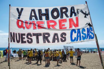 Una de las muchas pancartas en español e inglés que se han puesto a lo largo de toda la Barceloneta. "Y ahora quieren nuestras casas".