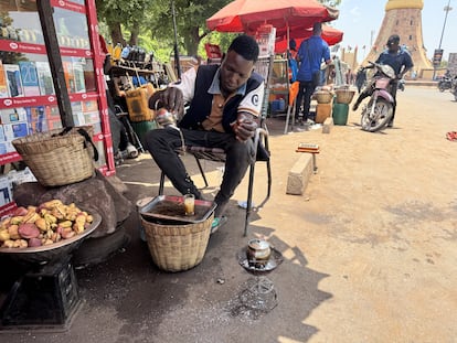 Un hombre preparándose un té en Bamako, el 7 de junio