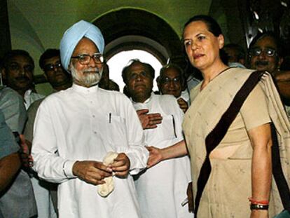Sonia Gandhi, en Nueva Delhi junto al nuevo primer ministro de India, Manmohan Singh.