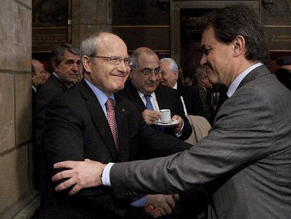 El presidente Artur Mas (derecha) saluda a su predecesor, José Montilla, ayer en Barcelona.