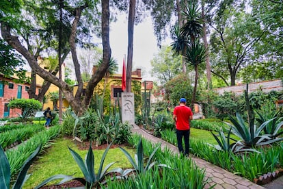 La tumba de León Trotsky, en el jardín de la que fuera su casa en Coyoacán (Ciudad de México).