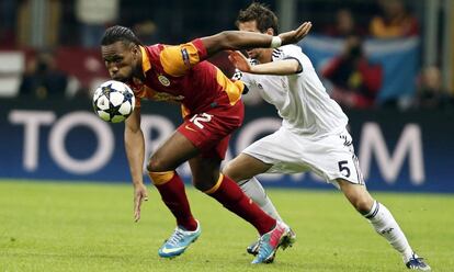 Drogba perseguido por Coentrao.