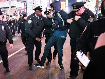 Un manifestante es detenido por la policía durante una protesta en Nueva York, el viernes 27 de enero de 2023.