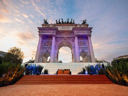 La instalación 'Res Flecto', de Filippo Salerni, en el Arco della Pace de la Piazza Sempione de Milán.